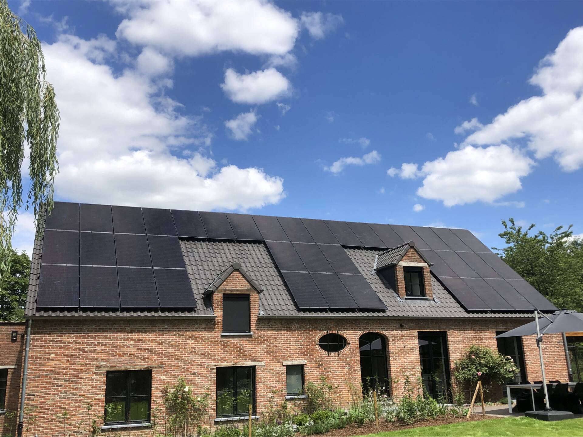 Installatie zonnepanelen op het dak